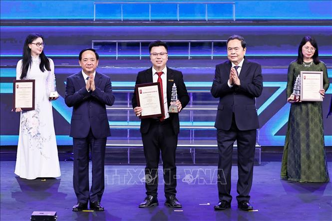 Chủ tịch Quốc hội Trần Thanh Mẫn và Trưởng ban Tuyên giáo và Dân vận Trung ương Trịnh Văn Quyết trao giải A cho các tác giả, nhóm tác giả tại Lễ trao Giải Báo chí Quốc gia lần thứ XX - năm 2025. (Ảnh: Doãn Tấn/TTXVN)