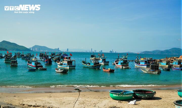 Làng chài Bãi Xếp thu hút du khách bằng vẻ đẹp tự nhiên, mộc mạc và nhịp sống bình lặng của một làng chài đúng nghĩa.