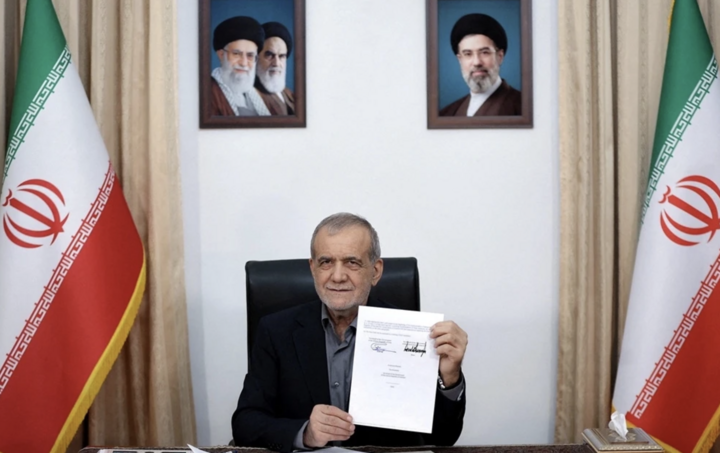 Tổng thống Iran Masoud Pezeshkian ký văn kiện Biên bản ghi nhớ với Mỹ tại Tehran. (Ảnh: Reuters)