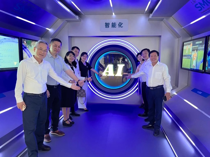 Phó Tổng Giám đốc Vũ Hải Quang và đoàn công tác của Đài TNVN trao đổi kinh nghiệm ứng dụng AI trong hoạt động sản xuất chương trình với Tập đoàn truyền thông Thượng Hải SMG.