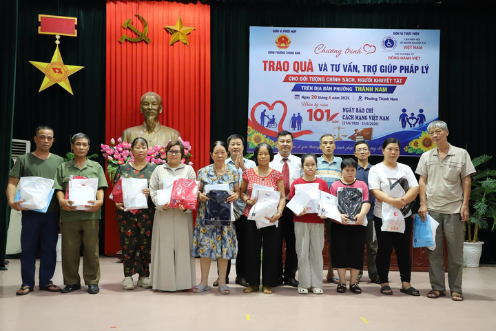 30 suất quà được trao tới người khuyết tật, các gia đình chính sách trên địa bàn phường Thành Nam.