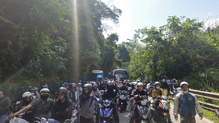 Vụ tai nạn khiến giao thông qua đèo Bảo Lộc ùn ứ nghiêm trọng.