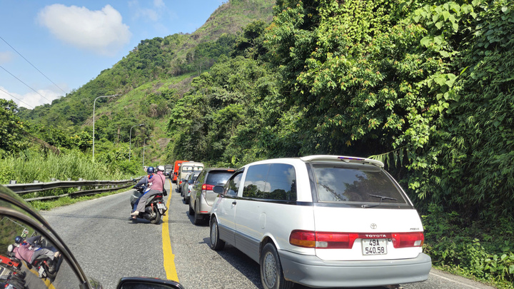 Các phương xếp hàng nối đuôi nhau kéo dài khoảng 10 km trên đèo Bảo Lộc.