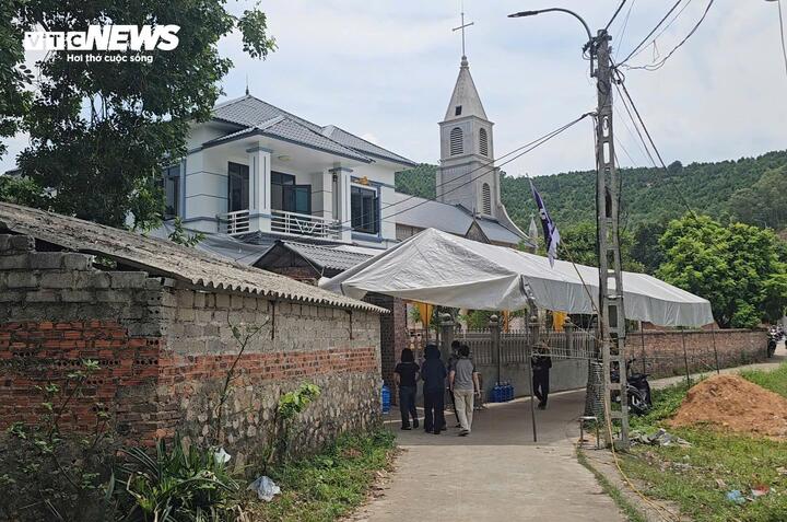 Căn nhà nơi xảy ra vụ trọng án, nay phủ kín không khí tang thương khi gia đình tổ chức tang lễ cho các nạn nhân.