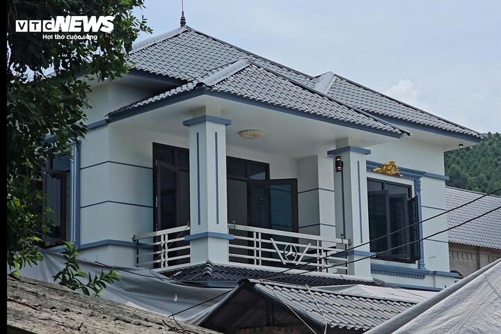 Tầng 2 căn nhà - nơi hung thủ nhiều lần ngó ra quan sát với ý định tẩu thoát song bất thành.