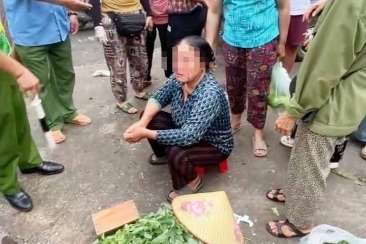 Người phụ nữ lớn tuổi bị xịt nước áp lực cao vào mặt, gây thương tích.