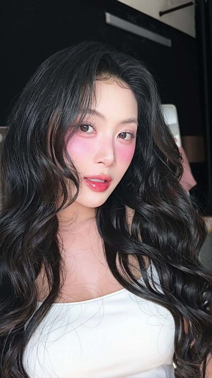 Sở hữu gương mặt thanh tú cùng vóc dáng cân đối, mỹ nhân này theo đuổi phong cách thời trang gợi cảm nhưng vẫn giữ được sự tinh tế và thanh lịch.