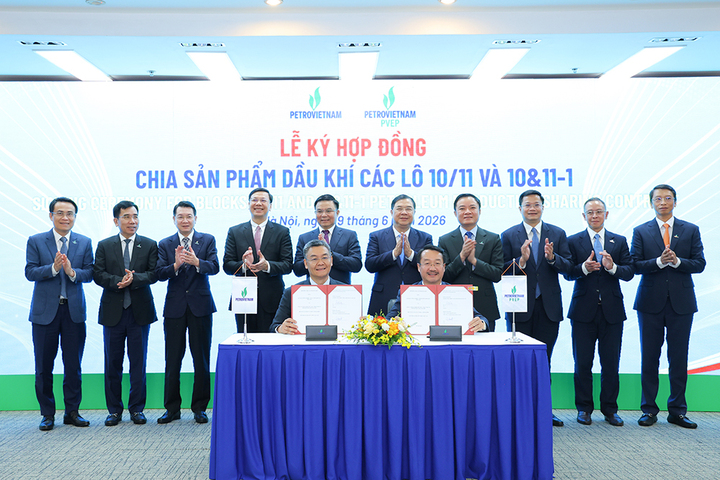 Phó Thủ tướng Thường trực Phạm Gia Túc, Bộ trưởng Công thương Lê Mạnh Hùng cùng lãnh đạo các bộ ngành, lãnh đạo Petrovietnam chứng kiến lễ ký Hợp đồng phân chia sản phẩm Lô 10/11 và Lô 10&11-1 giữa Petrovietnam và PVEP.