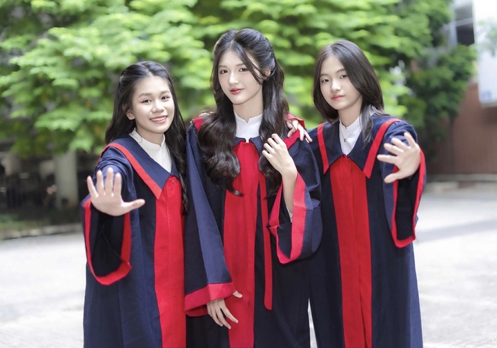 Phương Thảo (giữa) cho biết áp lực lớn nhất là phải đồng thời đạt kết quả cao ở cả môn chuyên và ba môn chung để thực hiện mục tiêu đỗ lớp chuyên Sử của Trường THPT Chuyên Hà Nội - Amsterdam.