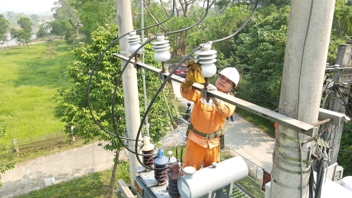 Chỉnh trang, vệ sinh, xử lý khiếm khuyết trên đường dây.