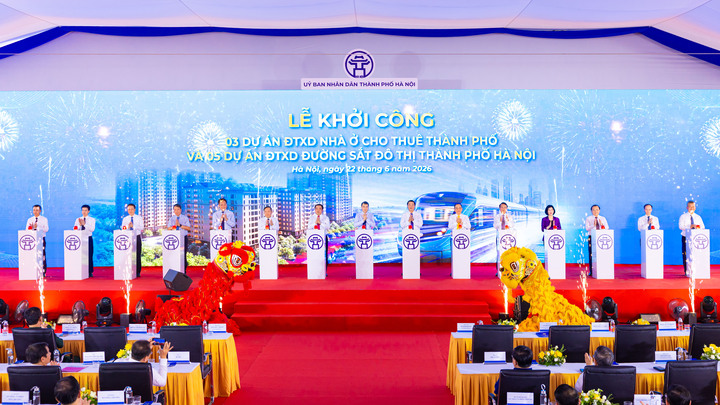 Thủ tướng và các đại biểu bấm nút khởi công dự án.