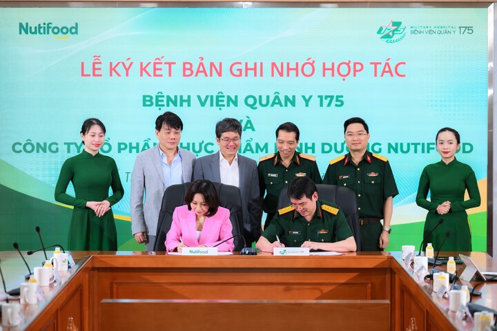 Lãnh đạo hai đơn vị ký kết bản ghi nhớ hợp tác phát triển các giải pháp dinh dưỡng dựa trên nghiên cứu khoa học và bằng chứng lâm sàng.