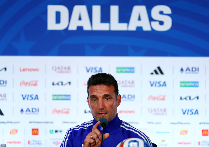 HLV Lionel Scaloni khẳng định các cầu thủ vẫn luôn đồng hành và hỗ trợ Lionel Messi. (Ảnh: Reuters)