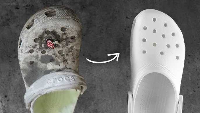 Vào mùa hè, mồ hội chân dễ làm dép Crocs bị nhanh bẩn, có mùi. (Ảnh: The Spruce)
