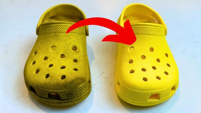 Dép Crocs nếu không được vệ sinh thường xuyên sẽ nhanh bám bẩn, ngả màu. (Ảnh: HowTo)