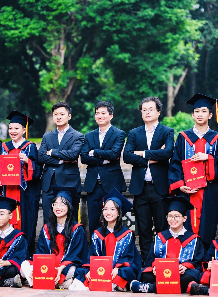 Thầy chủ nhiệm Phạm Ngọc Mai (giữa) và các giáo viên bộ môn cùng tập thể lớp 9C1 Trường THCS Archimedes.