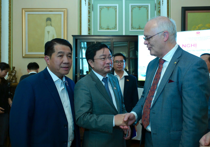 Bí thư Tỉnh uỷ Tây Ninh Nguyễn Văn Quyết trao đổi với doanh nghiệp tại Vương quốc Bỉ.