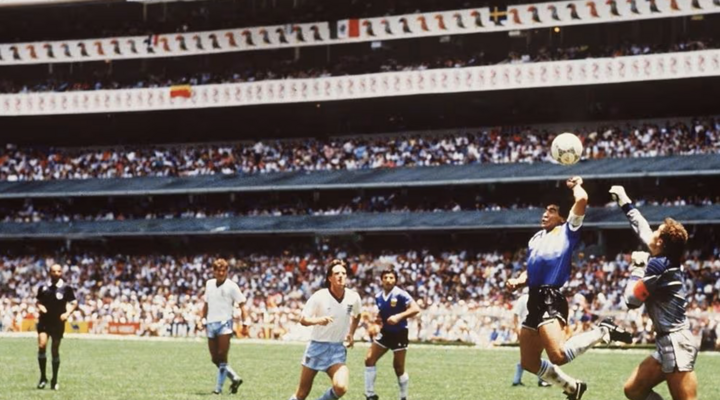 Diego Maradona ghi bàn thắng “Bàn tay của Chúa” vào lưới đội tuyển Anh. Ảnh: Getty Images/uefa.com