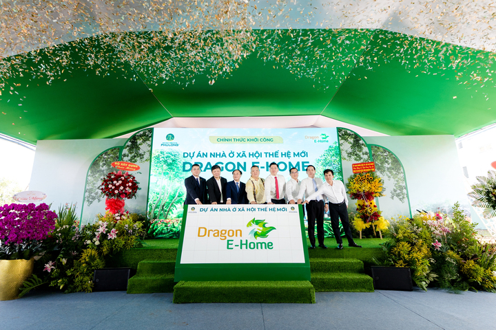 Thứ trưởng Bộ Xây dựng Nguyễn Văn Sinh, Phó Chủ tịch UBND TP.HCM Hoàng Nguyên Dinh cùng các đại biểu thực hiện nghi thức khởi công dự án Dragon E-Home.