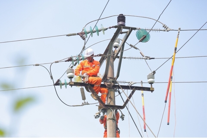 Nhân viên Công ty Điện lực Hà Tĩnh sửa chữa bảo dưỡng hệ thống lưới điện.