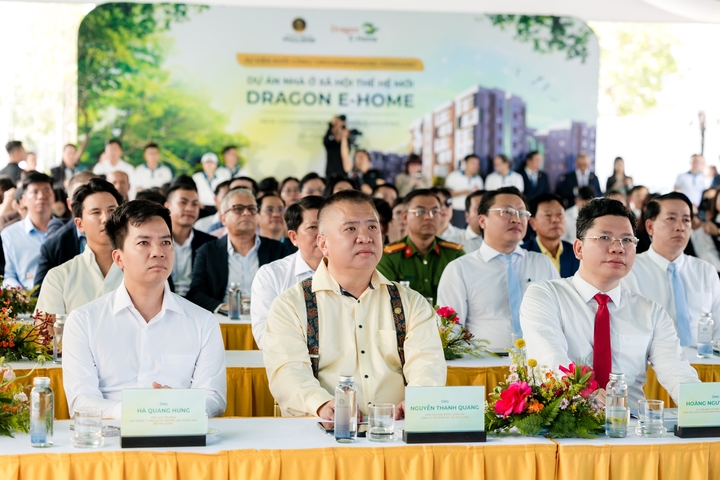 Ông Hà Quang Hưng – Phó Cục trưởng Cục Quản lý nhà và thị trường bất động sản – Bộ Xây dựng, ông Nguyễn Thanh Quang – Chủ tịch Hội đồng Quản trị Công ty Phú Long, ông Hoàng Nguyên Dinh – Phó Chủ tịch UBND TP.HCM (thứ tự từ trái qua) tham dự sự kiện khởi công.