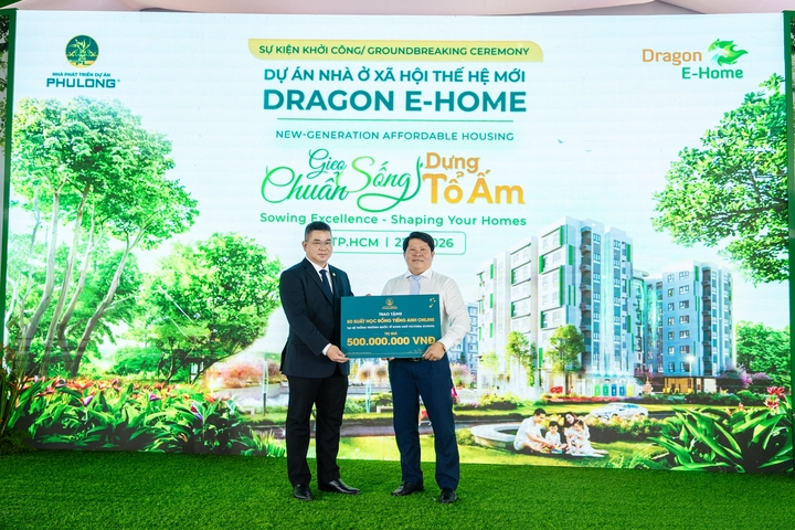Ông Nguyễn Vũ Anh Tú – Tổng Giám đốc Công ty Cổ phần Địa ốc Phú Long - trao tặng học bổng trị giá 500 triệu đồng cho đại diện phường Long Trường, TP.HCM.