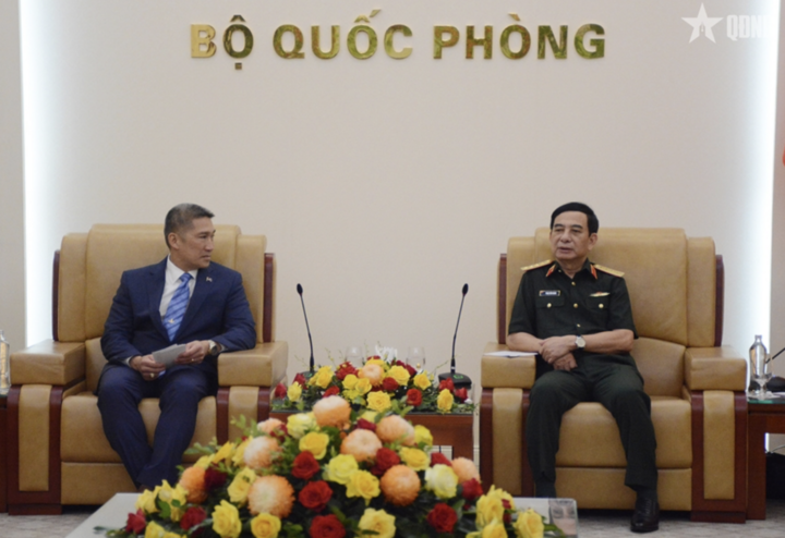 Đại tướng Phan Văn Giang trao đổi với ông Hùng Cao, Quyền Bộ trưởng Bộ Hải quân Hoa Kỳ.