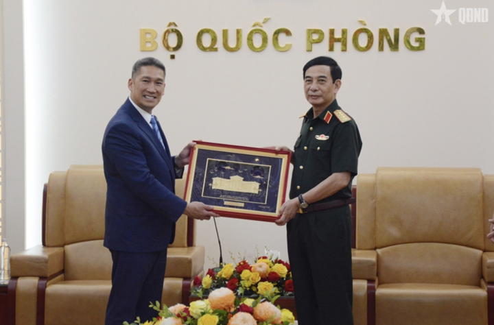 Đại tướng Phan Văn Giang trao quà lưu niệm tặng Quyền Bộ trưởng Bộ Hải quân Hoa Kỳ.
