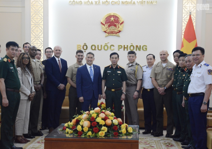 Đại tướng Phan Văn Giang cùng Quyền Bộ trưởng Hùng Cao và các đại biểu hai bên dự buổi tiếp.