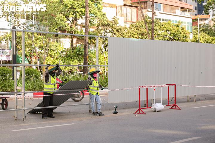 Hà Nội rào chắn một phần đường Văn Cao trong gần 10 tháng để thi công Metro số 5 - 12