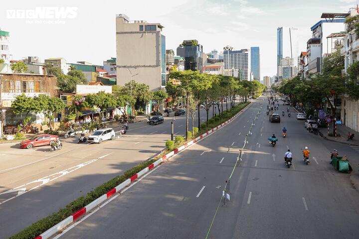 Nhằm phục vụ thi công ga S1 (ga Quần Ngựa) thuộc dự án Tuyến đường sắt đô thị số 5 Văn Cao - Ngọc Khánh - Láng - Hòa Lạc, Hà Nội sẽ điều chỉnh phương án rào chắn và tổ chức lại giao thông trên đường Văn Cao từ ngày 18/6/2026 đến hết ngày 15/4/2027.