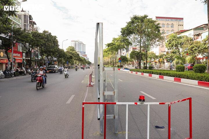 Dải phân cách giữa và một phần lòng đường Văn Cao ở cả hai chiều lưu thông cũng được quây rào phục vụ thi công. Sau khi điều chỉnh, chiều đi Nguyễn Chí Thanh còn khoảng 10,25m mặt đường, tương ứng 3 làn xe; chiều đi Hồ Tây còn khoảng 7m, tương ứng 2 làn xe.