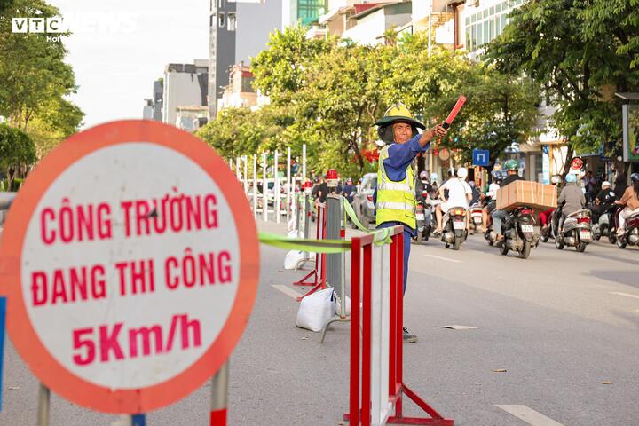 MRB cho biết chủ đầu tư và nhà thầu đã lên phương án lắp đặt đầy đủ hàng rào tôn, barie, cọc tiêu, đèn cảnh báo và hệ thống chiếu sáng tạm thời tại khu vực thi công nhằm bảo đảm an toàn giao thông và an toàn công trường.