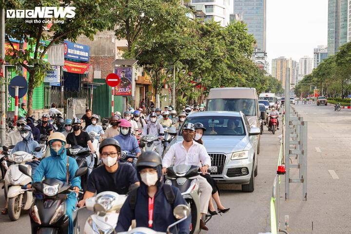 Trong thời gian thi công, giao thông trên đường Văn Cao cơ bản vẫn duy trì theo hiện trạng. Tuy nhiên, cơ quan chức năng sẽ bổ sung hệ thống biển báo hạn chế tốc độ tối đa 40 km/h, biển cấm dừng và cấm đỗ trong phạm vi công trường nhằm bảo đảm an toàn cho người tham gia giao thông.