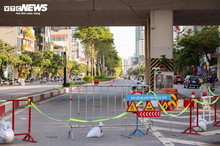 Theo phương án được phê duyệt, khu vực thi công ga S1 sẽ rào chắn cố định dải phân cách giữa cùng toàn bộ phần mặt đường phía giáp sân vận động Quần Ngựa trên tuyến Văn Cao, với chiều dài khoảng 476m và bề rộng từ 20 - 40m.