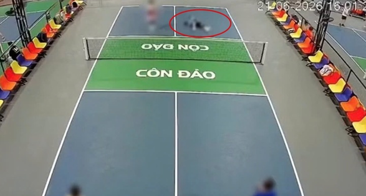 Người đàn ông bất tỉnh trên sân pickleball và tử vong sau đó. (Ảnh cắt từ clip)