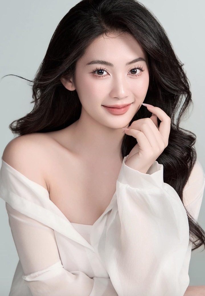 Chia sẻ về lý do đại diện cho đội tuyển Bồ Đào Nha, người đẹp tiết lộ cô là một "fan cứng" chính hiệu của siêu sao Cristiano Ronaldo. Đối với cô, sự kiên trì và tinh thần cống hiến không ngừng nghỉ của CR7 ở tuổi ngoài 40 chính là nguồn cảm hứng lớn, tiếp thêm động lực để cô tỏa sáng trong sự nghiệp riêng.