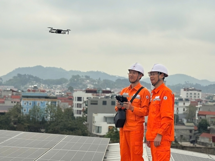 Sử dụng thiết bị bay không người lái để kiểm tra, giám sát hệ thống điện.