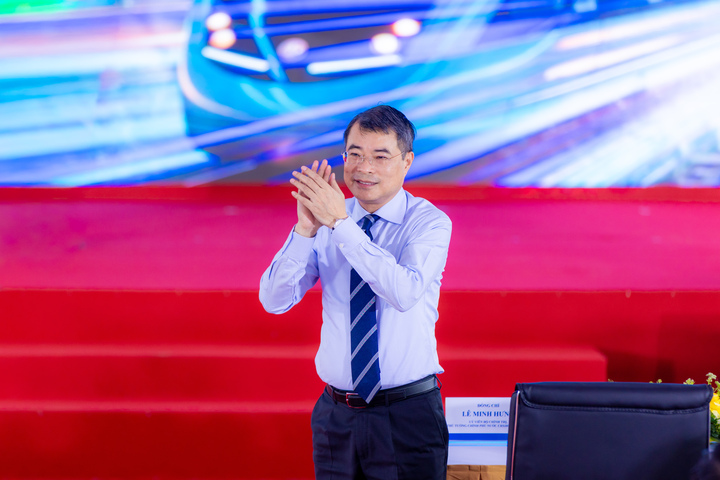 Thủ tướng Lê Minh Hưng tham dự lễ khởi công tại điểm cầu phường Việt Hưng.