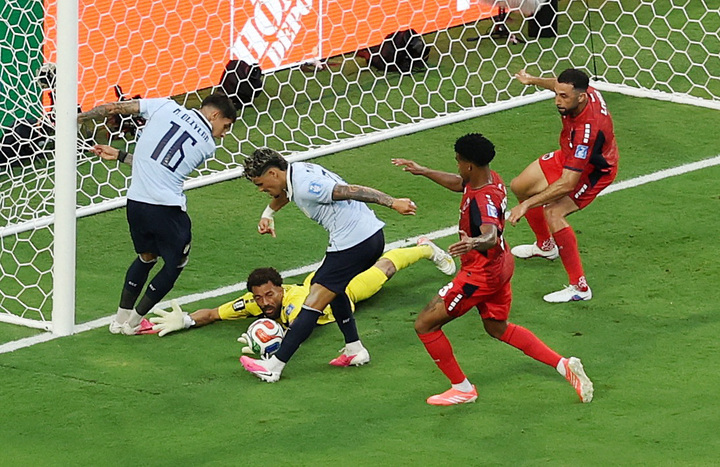Uruguay không được công nhận bàn thắng vì lỗi việt vị của cầu thủ chuyền bóng ở biên. (Ảnh: Reuters)