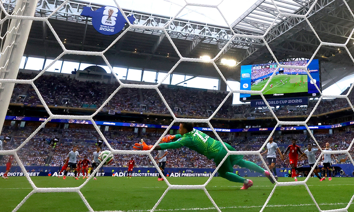 Thủ môn Muslera không kịp cản phá khi 2 đồng đội đứng rào để bóng xuyên qua. (Ảnh: Reuters)