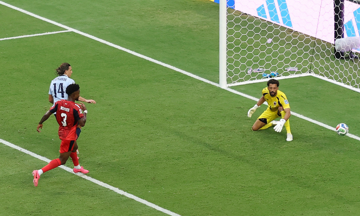 Thủ môn Vozinha nhận bàn thua thứ 2 ở World Cup. (Ảnh: Reuters)