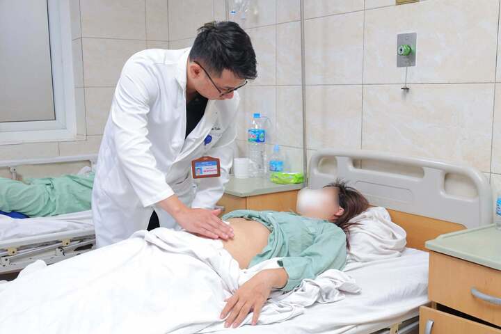 Bác sĩ thăm khám cho bệnh nhân