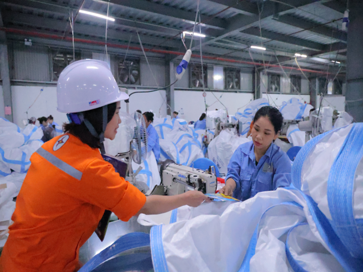 Tuyên truyền sử dụng điện tiết kiệm, an toàn tại các doanh nghiệp, cơ sở sản xuất, kinh doanh.
