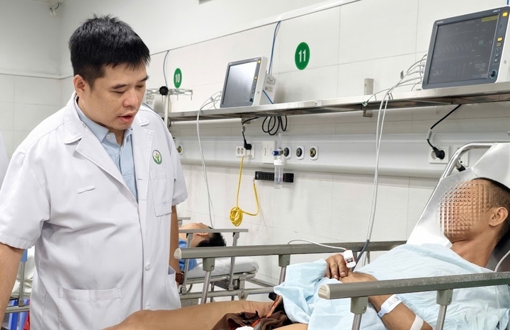 Bác sĩ kiểm tra sức khoẻ cho bệnh nhân.