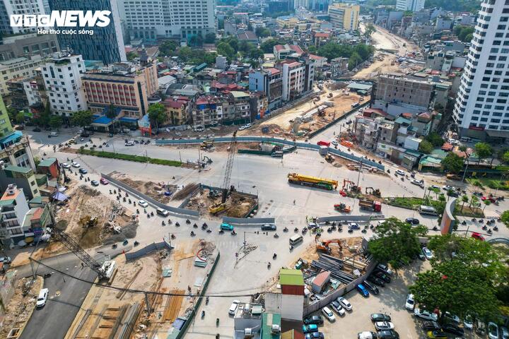 Từ đầu tháng 6/2026, khu vực phục vụ thi công ga S3 trên tuyến Metro số 5 cũng đã được quây rào và tổ chức phân luồng giao thông.