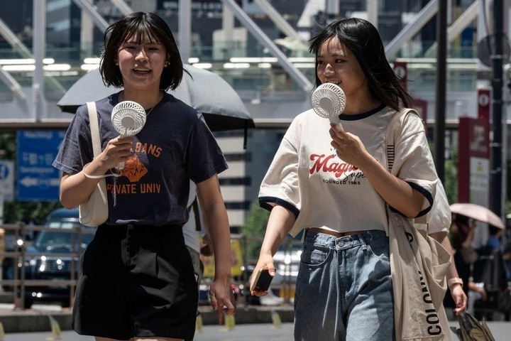 Dù mùa hè nắng nóng, nhiều người Nhật Bản vẫn không có thói quen đeo kính. (Ảnh: SCMP)