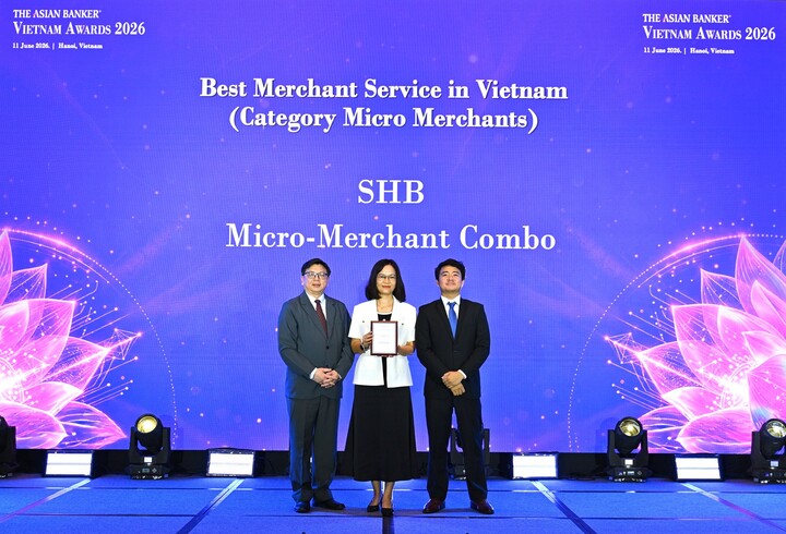 Bà Đoàn Thái Thanh Thủy – Phó giám đốc Khối Ngân hàng Bán lẻ SHB đại diện Ngân hàng - nhận giải thưởng