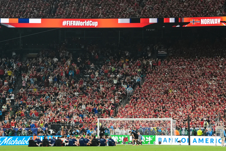 Đây là lần đầu tiên kể từ năm 1998 Na Uy góp mặt tại World Cup. Với thành tích toàn thắng sau hai lượt trận, đội bóng Bắc Âu chắc chắn giành vé đi tiếp ở bảng I cùng tuyển Pháp. Ở lượt cuối vào ngày 26/6, Na Uy sẽ gặp Pháp để tranh ngôi đầu bảng. (Ảnh: AP)