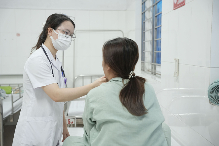 Bác sĩ khám cho bệnh nhân sau phẫu thuật (Ảnh: BVCC)